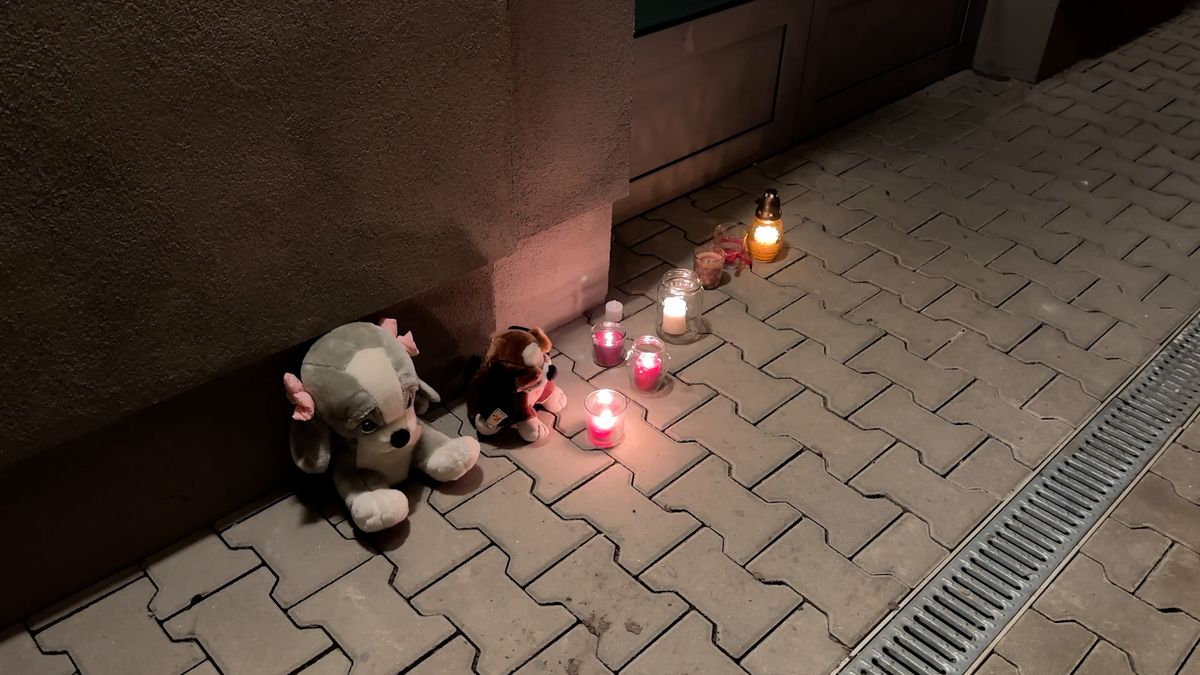 Smrt matky se synem v Krkonoších: K domu v Horoměřicích nosí lidé svíčky a plyšáky